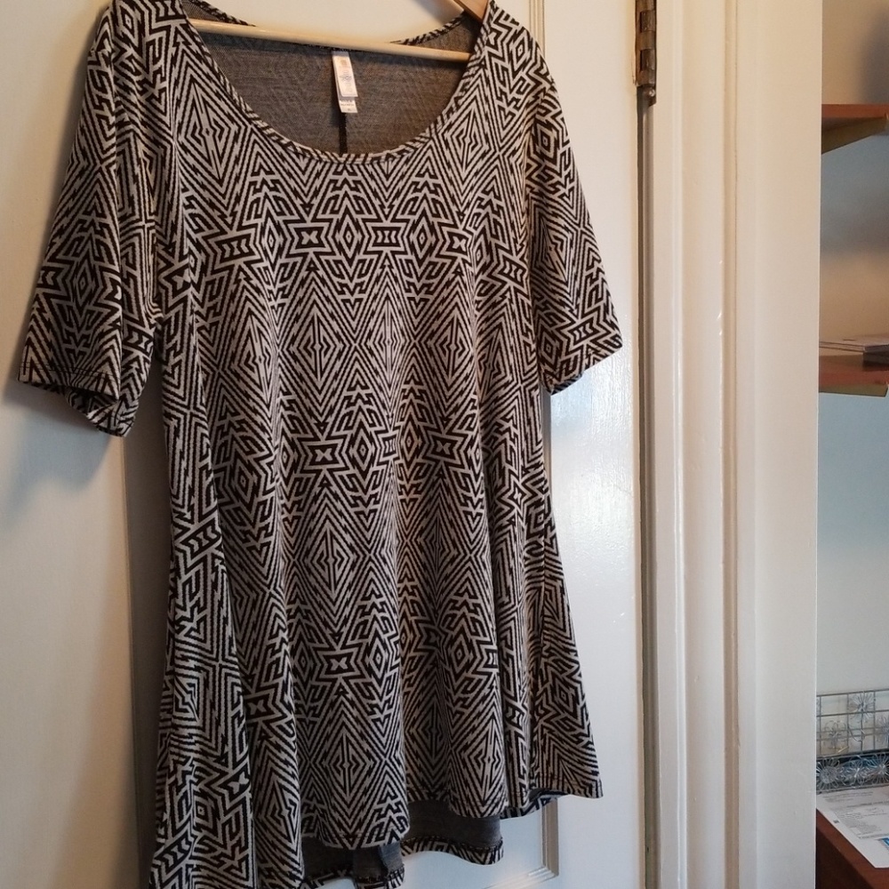 LuLaRoe Perfect Tee XL black/white geo pattern
